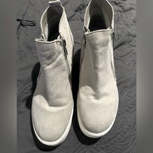 Suede feeling ankle boots. Light gray. Women’s Size 8.